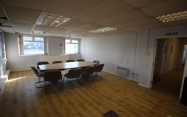 offices-stores-with-parking-available-to-let-close-to-the-a630