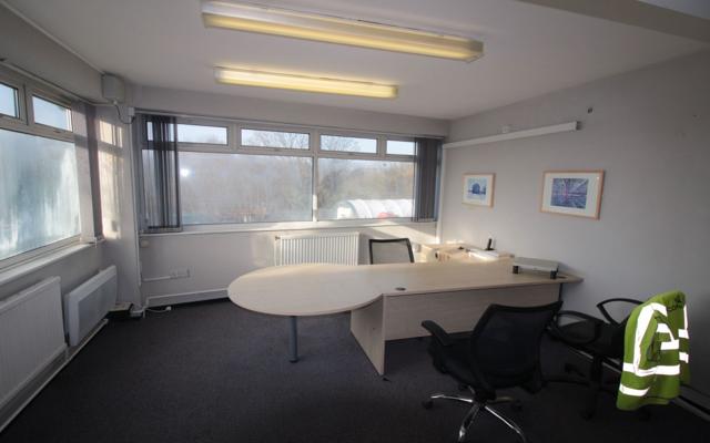 offices-stores-with-parking-available-to-let-close-to-the-a630