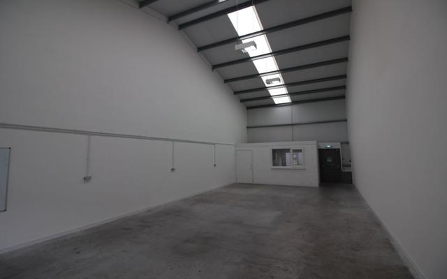 modern-light-industrial-unit-available-to-let-within-5-minutes-of-j-31