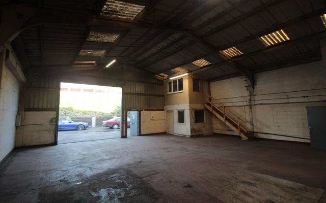 light-industrial-unit-to-let-with-electric-roller-shutter-door