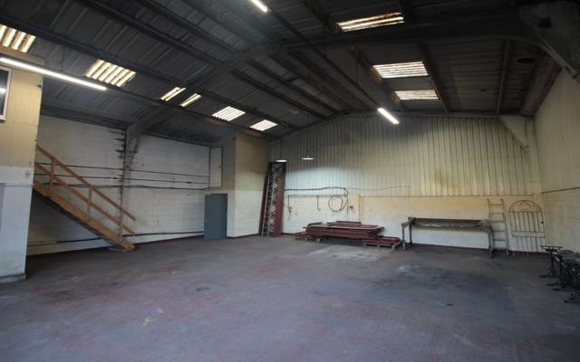 light-industrial-unit-to-let-with-electric-roller-shutter-door
