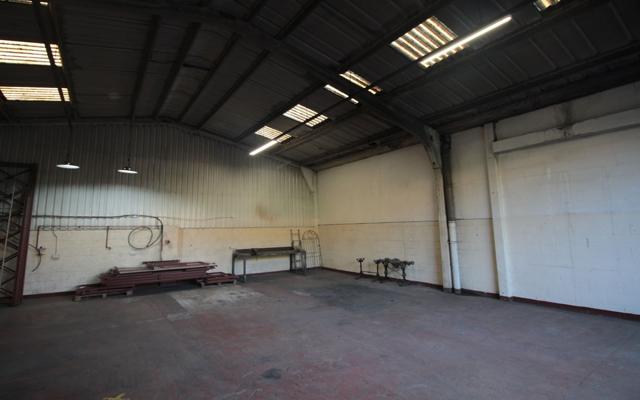 light-industrial-unit-to-let-with-electric-roller-shutter-door
