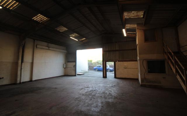 light-industrial-unit-to-let-with-electric-roller-shutter-door