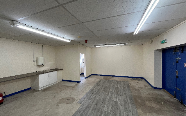 single-storey-retail-unit-established-retail-parade-maltby