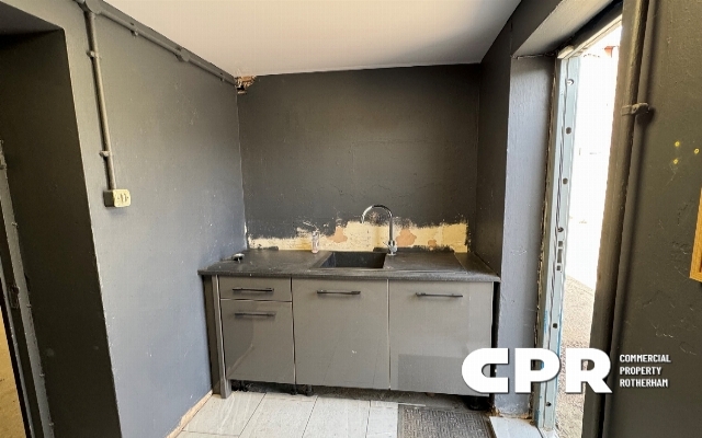 3910-detached-industrial-unit-with-secure-generous