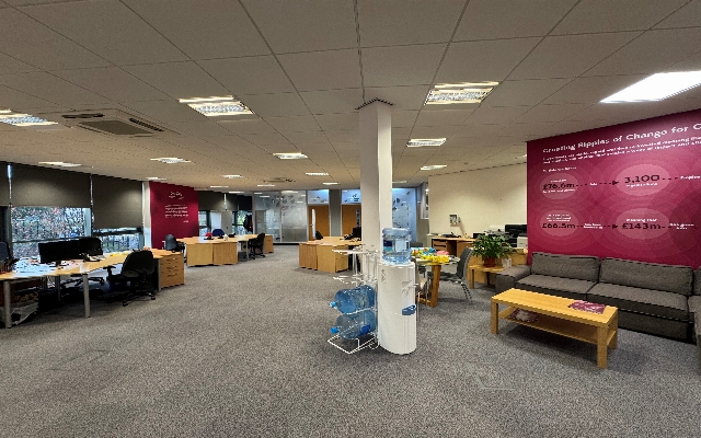 2546-detached-office-building-with-27-parking-spaces