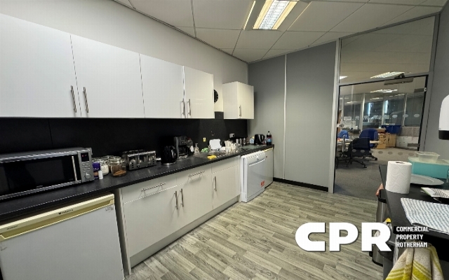 2546-detached-office-building-with-27-parking-spaces