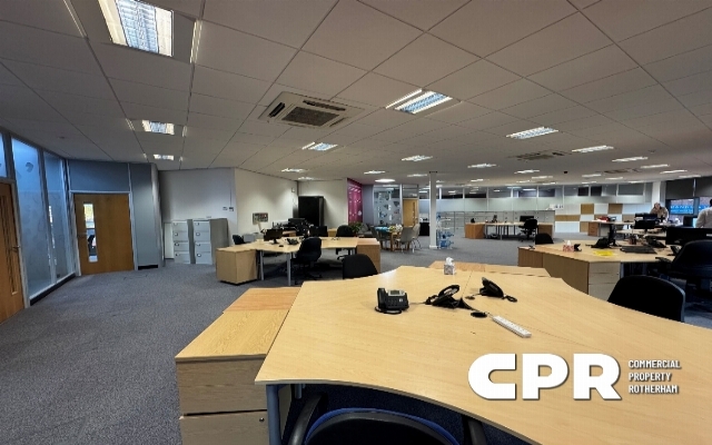 2546-detached-office-building-with-27-parking-spaces